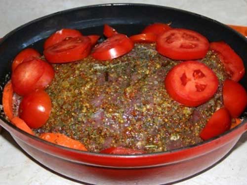 Мясо в духовке с помидорами