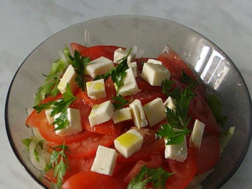 Салат с помидорами и маринованным луком