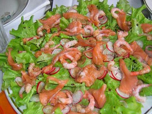 Салат с семгой и креветками