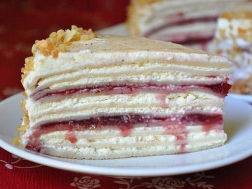 Сливочно-творожный блинный торт с вишневым джемом